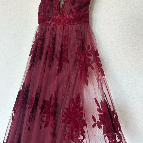 Elegant Burgundy Lace Evening Dress - Picture 2 of 4